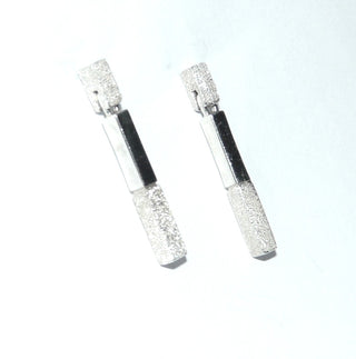 Einzelstücke, lange, elegante Ohrstecker als Ohrhänger "Diamant-Stab" aus 925 Silber aus je einem langen schmalen und einem kurzen Stab, matt + poliert, hinter dem kürzeren ist der Stift angebracht, der lange ist beweglich -	Nur erhältlich im Onlineshop von Juwelier & Goldschmiede Danilo!