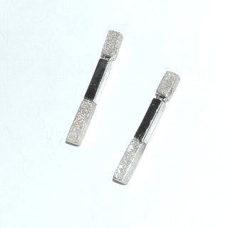 Einzelstücke, lange, elegante Ohrstecker als Ohrhänger "Diamant-Stab" aus 925 Silber aus je einem langen schmalen und einem kurzen Stab, matt + poliert, hinter dem kürzeren ist der Stift angebracht, der lange ist beweglich -	Nur erhältlich im Onlineshop von Juwelier & Goldschmiede Danilo!