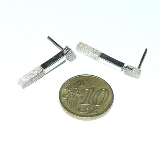 Einzelstücke, lange, elegante Ohrstecker als Ohrhänger "Diamant-Stab" aus 925 Silber aus je einem langen schmalen und einem kurzen Stab, matt + poliert, hinter dem kürzeren ist der Stift angebracht, der lange ist beweglich -	Nur erhältlich im Onlineshop von Juwelier & Goldschmiede Danilo!