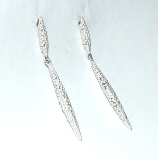 dezent wirkende Einzelstücke, lange, elegante Ohrstecker / Ohrhänger "Kugel-Zapfen" aus 925 Silber, weißgesiedet mit seidenmatter Wirkung, je 2 mit Kügelchen besetzte, schmale Zapfen, hinter dem kürzeren ist der Stift angebracht, der lange Zapfen ist beweglich angebracht. -	Unikatschmuck nur erhältlich im Onlineshop von Juwelier & Goldschmiede Danilo! 