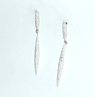 dezent wirkende Einzelstücke, lange, elegante Ohrstecker / Ohrhänger "Kugel-Zapfen" aus 925 Silber, weißgesiedet mit seidenmatter Wirkung, je 2 mit Kügelchen besetzte, schmale Zapfen, hinter dem kürzeren ist der Stift angebracht, der lange Zapfen ist beweglich angebracht. -	Unikatschmuck nur erhältlich im Onlineshop von Juwelier & Goldschmiede Danilo! 