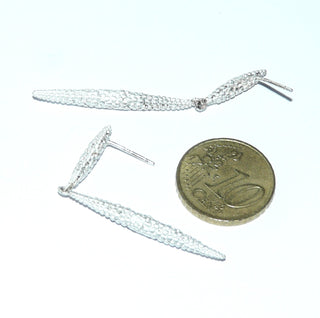 dezent wirkende Einzelstücke, lange, elegante Ohrstecker / Ohrhänger "Kugel-Zapfen" aus 925 Silber, weißgesiedet mit seidenmatter Wirkung, je 2 mit Kügelchen besetzte, schmale Zapfen, hinter dem kürzeren ist der Stift angebracht, der lange Zapfen ist beweglich angebracht. -	Unikatschmuck nur erhältlich im Onlineshop von Juwelier & Goldschmiede Danilo! 