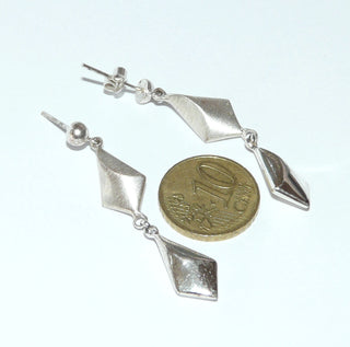 Einzelstücke, lange leichte Ohrstecker / Ohrhänger "Raute" aus 925 Silber seidenmatt + poliert. Kugel, an der der Stift sitzt + 2 beweglich angehängte Rauten. Schöner Effekt in der Bewegung. -	Nur erhältlich bei www.danilogold-shop.de