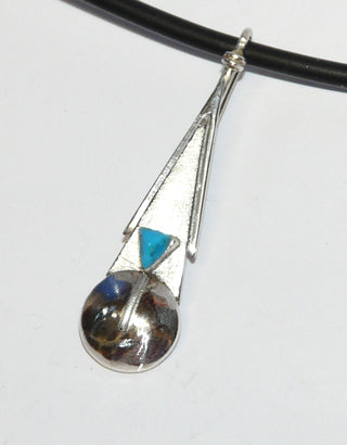 Einzelstück, langer Anhänger 925 Silber in Form eines dreieckigen Pendels und einer geschwärzten Halbkugel als Abschluß, ein kleines Türkis-Dreieck als Farbakzent, Gesamtlänge 43,3 mm -	Nur erhältlich bei www.danilogold-shop.de