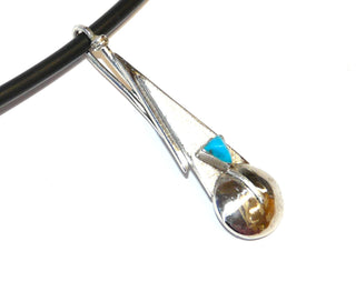 Einzelstück, langer Anhänger 925 Silber in Form eines dreieckigen Pendels und einer geschwärzten Halbkugel als Abschluß, ein kleines Türkis-Dreieck als Farbakzent, Gesamtlänge 43,3 mm -	Nur erhältlich bei www.danilogold-shop.de