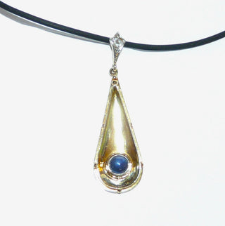 antikes Einzelstück, handgefertigter Vintage-Saphir-Pendel-Anhänger aus massiv 585 Gold und einer Schlaufe mit weißer Fasserdecke in der eine Diamant-Rose eingefaßt wurde, ein runder, blauer Saphir-Cabochon von 0,56 Karat, um 1930, langer, aufgetiefter Tropfen -	Handarbeiten online bestellen bei Juwelier & Goldschmiede Danilo!
