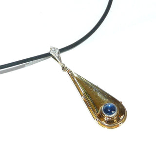 antikes Einzelstück, handgefertigter Vintage-Saphir-Pendel-Anhänger aus massiv 585 Gold und einer Schlaufe mit weißer Fasserdecke in der eine Diamant-Rose eingefaßt wurde, ein runder, blauer Saphir-Cabochon von 0,56 Karat, um 1930, langer, aufgetiefter Tropfen -	Handarbeiten online bestellen bei Juwelier & Goldschmiede Danilo!