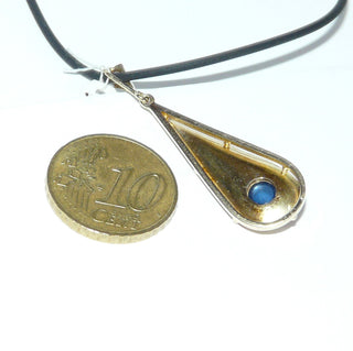 antikes Einzelstück, handgefertigter Vintage-Saphir-Pendel-Anhänger aus massiv 585 Gold und einer Schlaufe mit weißer Fasserdecke in der eine Diamant-Rose eingefaßt wurde, ein runder, blauer Saphir-Cabochon von 0,56 Karat, um 1930, langer, aufgetiefter Tropfen -	Handarbeiten online bestellen bei Juwelier & Goldschmiede Danilo!