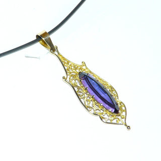 großes auffallendes Einzelstück, langer Filigran-Anhänger "Oriental" aus 750 Gold, eine große navetteförmige, funkelnd facettierte, violette Amethyst-Replik in 12-Krapper-Chaton eingefaßt, große Dreieckschlaufe -	Unikate und Pretiosen nur erhältlich im Onlineshop der Goldschmiede Danilo!