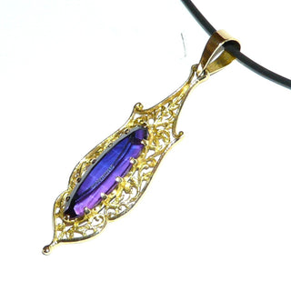 großes auffallendes Einzelstück, langer Filigran-Anhänger "Oriental" aus 750 Gold, eine große navetteförmige, funkelnd facettierte, violette Amethyst-Replik in 12-Krapper-Chaton eingefaßt, große Dreieckschlaufe -	Unikate und Pretiosen nur erhältlich im Onlineshop der Goldschmiede Danilo!