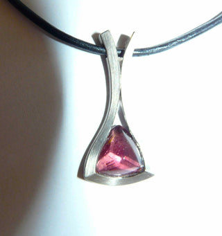 handgefertigtes Einzelstück, langer Turmalin-Anhänger mit einem rosafarbenen Rubellit als Trilliant-Cabochon geschliffen in seidenmattem 750 Palladium-Weißgold, ca. 36 mm x 17 mm, zum Durchfädeln -	Handgefertigtes Unikat! Nur im Onlineshop von Juwelier & Goldschmiede Danilo!