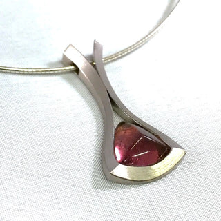 handgefertigtes Einzelstück, langer Turmalin-Anhänger mit einem rosafarbenen Rubellit als Trilliant-Cabochon geschliffen in seidenmattem 750 Palladium-Weißgold, ca. 36 mm x 17 mm, zum Durchfädeln -	Handgefertigtes Unikat! Nur im Onlineshop von Juwelier & Goldschmiede Danilo!