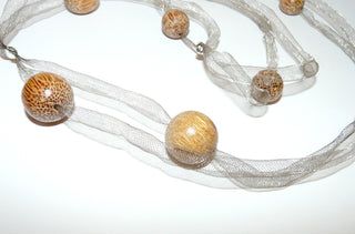 Einzelstück, Unikat-Collier "Gummisilber Holzkugeln" aus 925 Silber, 2-reihig mit Knoten verbunden, Gummisilber (ein fein gewebter flexibler Schlauch aus hauchdünnen Silberfäden) mit hellbraunen, schön gemaserten Holzkugeln, 90 cm lang, kein Verschluß -	Unikatschmuck nur erhältlich im Onlineshop von Juwelier & Goldschmiede Danilo! 