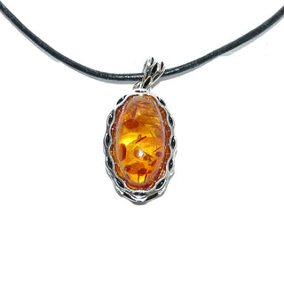 ovales Einzelstück, Bernsteinanhänger aus 925 Silber mit einem transparenten echten honigfarbenen Bernstein-Cabochon als langes Oval mit schönen Linsen-Einschlüssen, Zargenfassung mit Spiegel & Grilandeneffekt - Goldschmiede Danilo