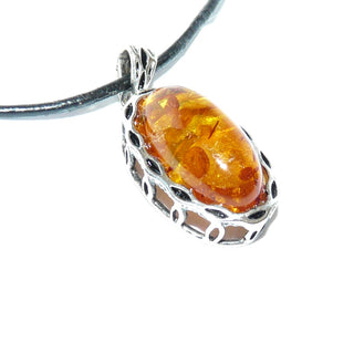 ovales Einzelstück, Bernsteinanhänger aus 925 Silber mit einem transparenten echten honigfarbenen Bernstein-Cabochon als langes Oval mit schönen Linsen-Einschlüssen, Zargenfassung mit Spiegel & Grilandeneffekt - Goldschmiede Danilo