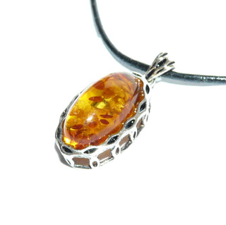 ovales Einzelstück, Bernsteinanhänger aus 925 Silber mit einem transparenten echten honigfarbenen Bernstein-Cabochon als langes Oval mit schönen Linsen-Einschlüssen, Zargenfassung mit Spiegel & Grilandeneffekt - Goldschmiede Danilo