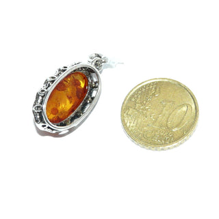 ovales Einzelstück, Bernsteinanhänger aus 925 Silber mit einem transparenten echten honigfarbenen Bernstein-Cabochon als langes Oval mit schönen Linsen-Einschlüssen, Zargenfassung mit Spiegel & Grilandeneffekt - Goldschmiede Danilo