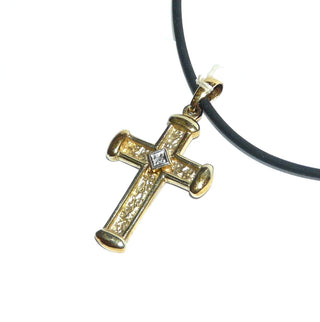 besonderes Einzelstück, lateinischer Kreuz-Anhänger aus 333 Gold mit glatt polierten Außenkanten, gleichlaufenden Streben und einer borkiert strukturierten Innenfläche, ein funkelnder Diamant als Mittelpunkt, Dreieckschlaufe -	Unikatschmuck nur erhältlich im Onlineshop von Juwelier & Goldschmiede Danilo! 