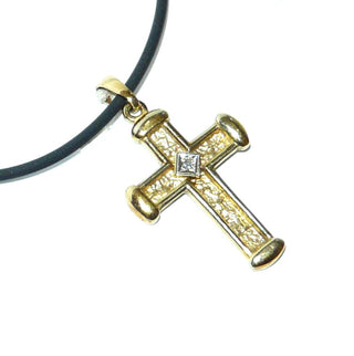 besonderes Einzelstück, lateinischer Kreuz-Anhänger aus 333 Gold mit glatt polierten Außenkanten, gleichlaufenden Streben und einer borkiert strukturierten Innenfläche, ein funkelnder Diamant als Mittelpunkt, Dreieckschlaufe -	Unikatschmuck nur erhältlich im Onlineshop von Juwelier & Goldschmiede Danilo! 