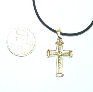 besonderes Einzelstück, lateinischer Kreuz-Anhänger aus 333 Gold mit glatt polierten Außenkanten, gleichlaufenden Streben und einer borkiert strukturierten Innenfläche, ein funkelnder Diamant als Mittelpunkt, Dreieckschlaufe -	Unikatschmuck nur erhältlich im Onlineshop von Juwelier & Goldschmiede Danilo! 