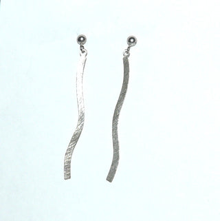 leichte Einzelstücke, lange Ohrstecker "Eisstab" aus 925 Silber, feine eismatte geschwungene Silberstäbchen beweglich an einer Kugel befestigt, hinter der Kugel ist der Stift angebracht - Goldschmiede Danilo