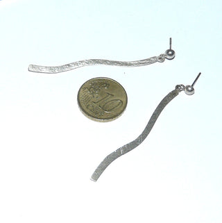 leichte Einzelstücke, lange Ohrstecker "Eisstab" aus 925 Silber, feine eismatte geschwungene Silberstäbchen beweglich an einer Kugel befestigt, hinter der Kugel ist der Stift angebracht - Goldschmiede Danilo