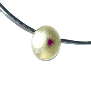 Handgefertigtes Einzelstück, schlichter linsenförmiger Pink-Saphir-Anhänger aus massiv 585 Gold mit einem facettierten Triangel-Saphir, direkt in die seidenmatte Fläche mittig eingelassen, zum Durchfädeln, durch seine klare Form auch sehr schön als Herrenanhänger geeignet -	Handgefertigter Schmuck nur erhältlich bei www.danilogold-shop.de 