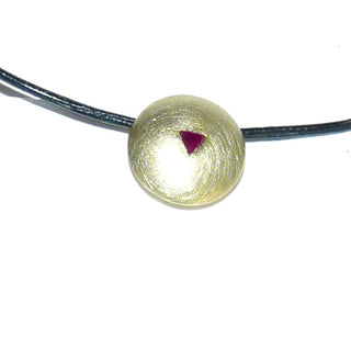 Handgefertigtes Einzelstück, schlichter linsenförmiger Pink-Saphir-Anhänger aus massiv 585 Gold mit einem facettierten Triangel-Saphir, direkt in die seidenmatte Fläche mittig eingelassen, zum Durchfädeln, durch seine klare Form auch sehr schön als Herrenanhänger geeignet -	Handgefertigter Schmuck nur erhältlich bei www.danilogold-shop.de 