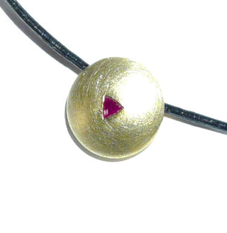 Handgefertigtes Einzelstück, schlichter linsenförmiger Pink-Saphir-Anhänger aus massiv 585 Gold mit einem facettierten Triangel-Saphir, direkt in die seidenmatte Fläche mittig eingelassen, zum Durchfädeln, durch seine klare Form auch sehr schön als Herrenanhänger geeignet -	Handgefertigter Schmuck nur erhältlich bei www.danilogold-shop.de 