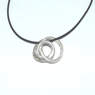 luftiges Einzelstück, offener, asymmetrischer Knoten-Anhänger aus massiv 925 Silber, eismatt, variable tragbar, zum Durchfädeln oder Festknoten mit Lederband. Dazu paßt Ohr 0124 + 0151 . Durch seine klare Form auch sehr schön als Herrenanhänger. -	Unikate und Pretiosen nur erhältlich im Onlineshop der Goldschmiede Danilo!