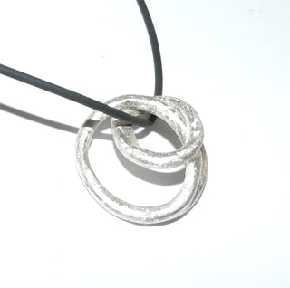 luftiges Einzelstück, offener, asymmetrischer Knoten-Anhänger aus massiv 925 Silber, eismatt, variable tragbar, zum Durchfädeln oder Festknoten mit Lederband. Dazu paßt Ohr 0124 + 0151 . Durch seine klare Form auch sehr schön als Herrenanhänger. -	Unikate und Pretiosen nur erhältlich im Onlineshop der Goldschmiede Danilo!