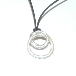 luftiges Einzelstück, offener, asymmetrischer Knoten-Anhänger aus massiv 925 Silber, eismatt, variable tragbar, zum Durchfädeln oder Festknoten mit Lederband. Dazu paßt Ohr 0124 + 0151 . Durch seine klare Form auch sehr schön als Herrenanhänger. -	Unikate und Pretiosen nur erhältlich im Onlineshop der Goldschmiede Danilo!