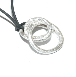 luftiges Einzelstück, offener, asymmetrischer Knoten-Anhänger aus massiv 925 Silber, eismatt, variable tragbar, zum Durchfädeln oder Festknoten mit Lederband. Dazu paßt Ohr 0124 + 0151 . Durch seine klare Form auch sehr schön als Herrenanhänger. -	Unikate und Pretiosen nur erhältlich im Onlineshop der Goldschmiede Danilo!