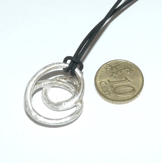 luftiges Einzelstück, offener, asymmetrischer Knoten-Anhänger aus massiv 925 Silber, eismatt, variable tragbar, zum Durchfädeln oder Festknoten mit Lederband. Dazu paßt Ohr 0124 + 0151 . Durch seine klare Form auch sehr schön als Herrenanhänger. -	Unikate und Pretiosen nur erhältlich im Onlineshop der Goldschmiede Danilo!
