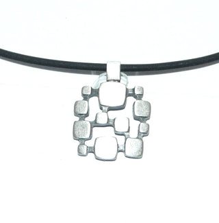 Einzelstück, luftiger Lorena-Anhänger "Kubic " aus 925 Silber, seidenmatt, in den Tiefen geschwärzt, feine Durchbrüche zwischen abgerundeten Quadraten in verschiedenen Größen. Österreichischer Design-Schmuck. (Lieferung erfolgt ohne Kette) -	Nur erhältlich bei www.danilogold-shop.de