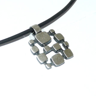 Einzelstück, luftiger Lorena-Anhänger "Kubic " aus 925 Silber, seidenmatt, in den Tiefen geschwärzt, feine Durchbrüche zwischen abgerundeten Quadraten in verschiedenen Größen. Österreichischer Design-Schmuck. (Lieferung erfolgt ohne Kette) -	Nur erhältlich bei www.danilogold-shop.de