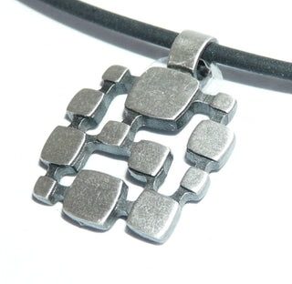 Einzelstück, luftiger Lorena-Anhänger "Kubic " aus 925 Silber, seidenmatt, in den Tiefen geschwärzt, feine Durchbrüche zwischen abgerundeten Quadraten in verschiedenen Größen. Österreichischer Design-Schmuck. (Lieferung erfolgt ohne Kette) -	Nur erhältlich bei www.danilogold-shop.de