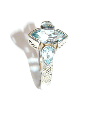 meerblaues Einzelstück, massiver Ring aus 925 Silber mit 3 hellblauen Aquamarin-Repliken, funkelnd facettiert + als Navette / Schiffchen + Tropfen / Birnkernform geschliffen, gemusterte Ringschiene, Ringweite 57
-	Nur erhältlich bei www.danilogold-shop.de

