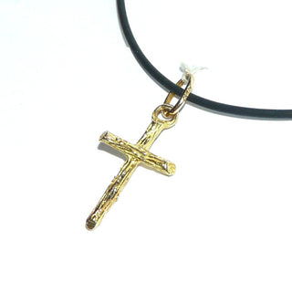 Einzelstück, außergewöhnlich gefertigter lateinischer Kreuz-Anhänger aus massivem 750 Gold, gearbeitet wie zwei sich kreuzende, runde, strukturierte Holzäste, borkiert, extra große Schlaufe auch für breitere Ketten (Lieferung erfolgt ohne Kette) -	Unikatschmuck nur erhältlich im Onlineshop von Juwelier & Goldschmiede Danilo! 
