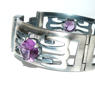 massives Einzelstück, Silberarmband, liegt fast wie ein Armreifen, 925 Silber, Innenumfang 19 cm lang, 3 rechteckige, gebogene, seidenmatte Glieder, durchbrochen, in den Tiefen geschwärzt, mit 3 runden, funkelnd facettierten, lila Amethyst-Repliken in Krappenfassungen, Kastenschloß, Mexico - Goldschmiede Danilo