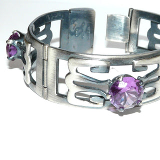 massives Einzelstück, Silberarmband, liegt fast wie ein Armreifen, 925 Silber, Innenumfang 19 cm lang, 3 rechteckige, gebogene, seidenmatte Glieder, durchbrochen, in den Tiefen geschwärzt, mit 3 runden, funkelnd facettierten, lila Amethyst-Repliken in Krappenfassungen, Kastenschloß, Mexico - Goldschmiede Danilo