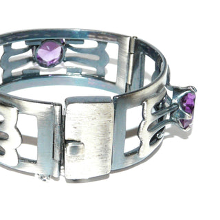 massives Einzelstück, Silberarmband, liegt fast wie ein Armreifen, 925 Silber, Innenumfang 19 cm lang, 3 rechteckige, gebogene, seidenmatte Glieder, durchbrochen, in den Tiefen geschwärzt, mit 3 runden, funkelnd facettierten, lila Amethyst-Repliken in Krappenfassungen, Kastenschloß, Mexico - Goldschmiede Danilo