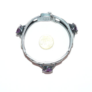 massives Einzelstück, Silberarmband, liegt fast wie ein Armreifen, 925 Silber, Innenumfang 19 cm lang, 3 rechteckige, gebogene, seidenmatte Glieder, durchbrochen, in den Tiefen geschwärzt, mit 3 runden, funkelnd facettierten, lila Amethyst-Repliken in Krappenfassungen, Kastenschloß, Mexico - Goldschmiede Danilo