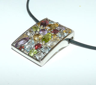 Einzelstück, multicolor Anhänger aus 925 Silber mit unterschiedlichen Edelsteinen in verschiedenen facettierten Schliffformen: Amethyst, Citrin, Granat, Blautopas, Olivin, Bergkristall. Offen verarbeitet mit verdeckter Öse zum Durchfädeln (Lieferung erfolgt ohne Kette) -	Nur erhältlich im Onlineshop von Juwelier & Goldschmiede Danilo!