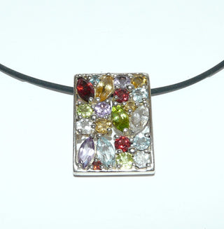Einzelstück, multicolor Anhänger aus 925 Silber mit unterschiedlichen Edelsteinen in verschiedenen facettierten Schliffformen: Amethyst, Citrin, Granat, Blautopas, Olivin, Bergkristall. Offen verarbeitet mit verdeckter Öse zum Durchfädeln (Lieferung erfolgt ohne Kette) -	Nur erhältlich im Onlineshop von Juwelier & Goldschmiede Danilo!