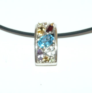 Einzelstück, multicolor Anhänger aus 925 Silber mit funkelnden farbigen facettierten Edelsteinen in unterschiedlichen Schliffformen: Amethyst, Citrin, Granat, Blautopas, Olivin, Bergkristall. Offen verarbeitet mit verdeckter Öse zum Durchfädeln. Seitenflächen ornamental Ausgesägt (Lieferung erfolgt ohne Kette) -	Nur erhältlich bei www.danilogold-shop.de