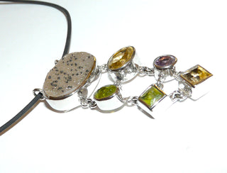 Einzelstück, farbenfroher, beweglicher Anhänger aus 925 Silber mit 6 Edelsteinen in unterschiedlichen Formen: lila Amethyst, gelber Citrin, grauer Quarzkristall + grüner Olivin, sicher eingefaßt in geschlossenen Zargenfassungen -	Nur erhältlich im Onlineshop von Juwelier & Goldschmiede Danilo!