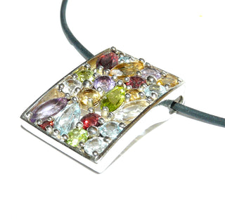 auffallendes Einzelstück, multicolor Anhänger aus 925 Silber mit unterschiedlichen Edelsteinen in verschiedenen facettierten Schliffformen: Amethyst, Citrin, Granat, Blautopas, Olivin, Bergkristall. Offen verarbeitet in Krappenfassungen + mit verdeckter Öse zum Durchfädeln -	Nur erhältlich im Onlineshop von Juwelier & Goldschmiede Danilo!