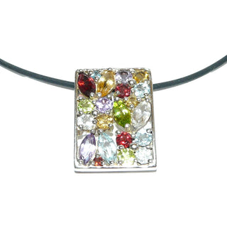 auffallendes Einzelstück, multicolor Anhänger aus 925 Silber mit unterschiedlichen Edelsteinen in verschiedenen facettierten Schliffformen: Amethyst, Citrin, Granat, Blautopas, Olivin, Bergkristall. Offen verarbeitet in Krappenfassungen + mit verdeckter Öse zum Durchfädeln -	Nur erhältlich im Onlineshop von Juwelier & Goldschmiede Danilo!