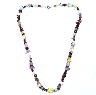 in unserer Werkstatt designtes Einzelstück, multicolor Unikat-Edelsteinkette mit Amethyst, Citrin, Granat, Rosenquarz, Iolith, Bergkristall, Prasiolith in unterschiedlichen Schliffformen, Gesamtlänge 45 cm, Verschluß aus Metall, auf Stahlseil aufgereiht -	Unikatschmuck nur erhältlich im Onlineshop von Juwelier & Goldschmiede Danilo! 